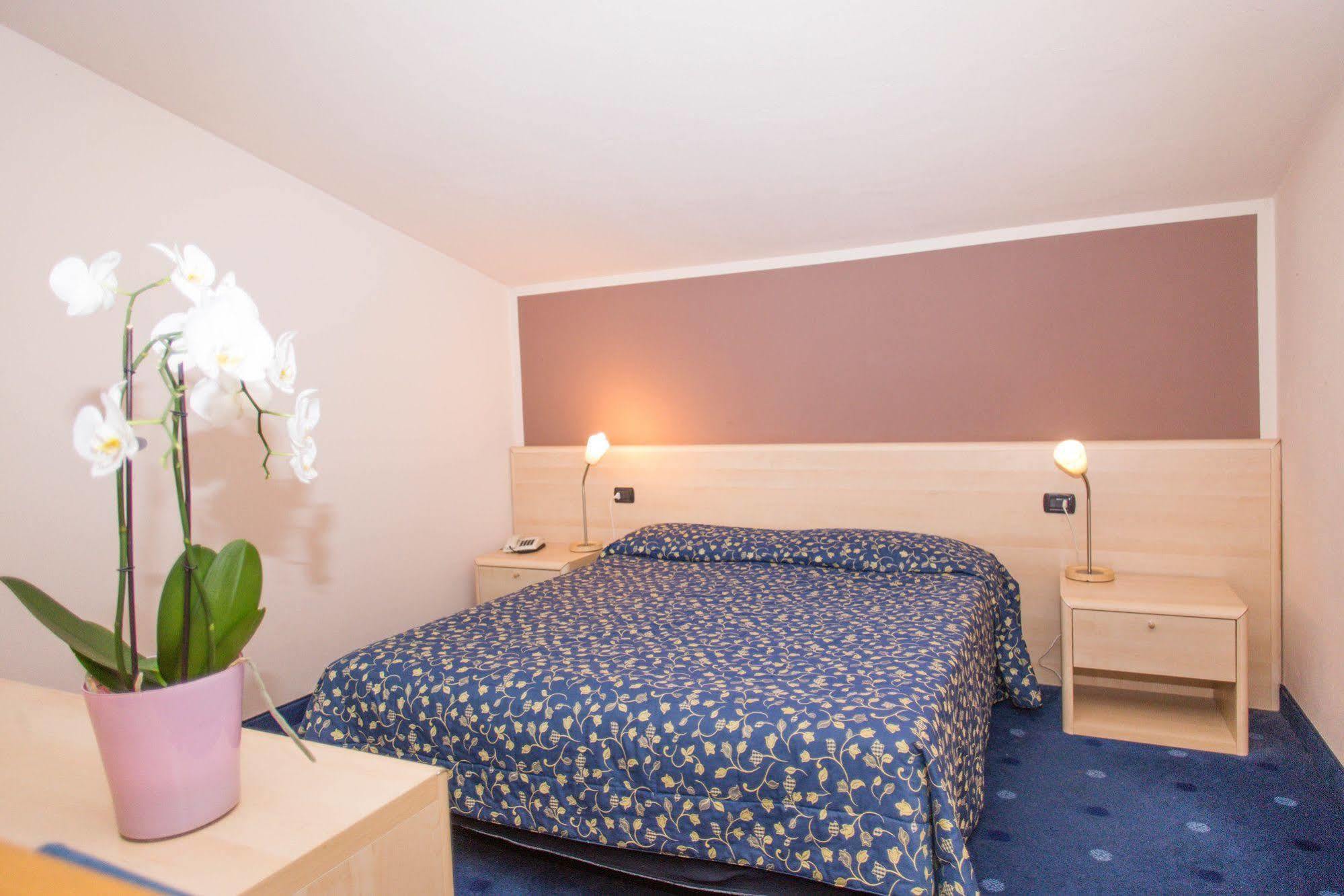 Hotel Ristorante La Perla Varallo Pombia Zewnętrze zdjęcie