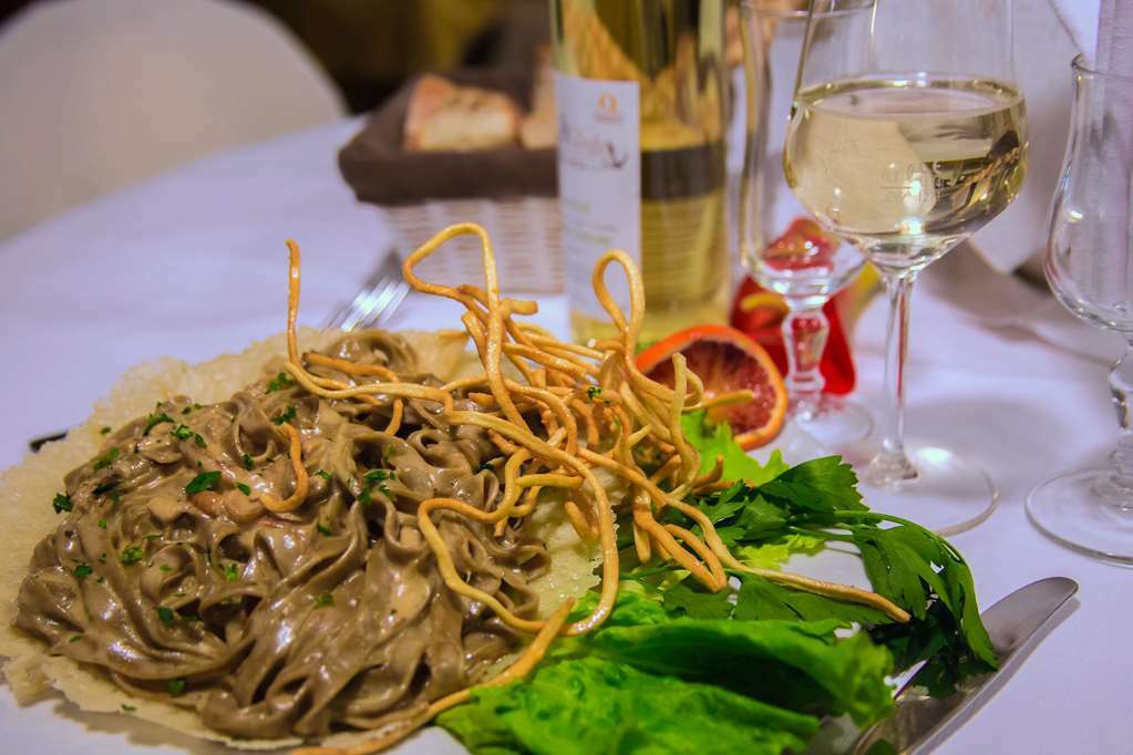 Hotel Ristorante La Perla Varallo Pombia Restauracja zdjęcie